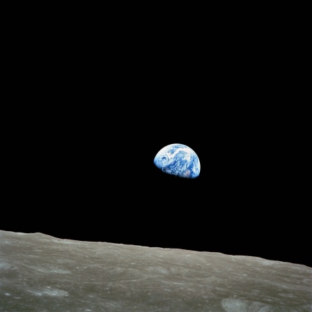 Ansicht des Planeten Erde vom Mond aus im Weltraum am 24. Dezember 1968 fotografiert. Die Apollo-8-Crew - Frank Borman, James Lovell und William Anders -wurde am 21. Dezember 1968 auf einer Saturn-V-Rakete gestartet, umkreiste den Mond zehnmal und kehrte am 27. Dezember 1968 zur Erde zurück. Die Astronauten waren die ersten, die die Erde aus dem Weltraum fotografierten.