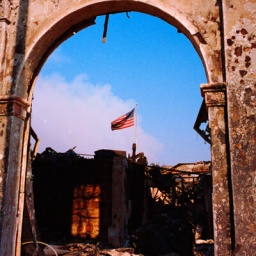 Ein Blick auf ein vom Feuer zerstörtes Gebäude gibt den Blick auf die amerikanische Flagge frei.