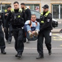 Berlin: Polizeikräfte tragen bei einer Straßenblockade der Letzten Generation einen Aktivisten von der Straße