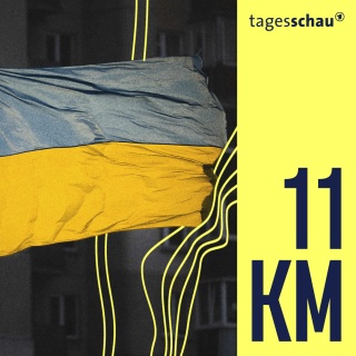 Die Flagge der Ukraine vor einem Wohnblock. 