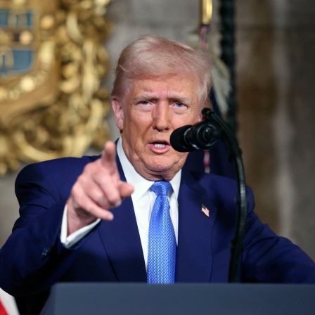 US-Präsident Donald Trump spricht in seinem Anwesen Mar-a-Lago.