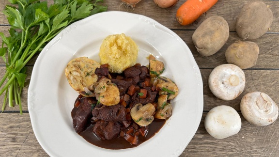 Ard-buffet - Rezept: Wildgulasch Mit Serviettenknödel