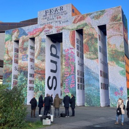 Das Global Gate neben der Zeche Zollverein, davor stehen Besuchende