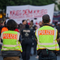 Einsatzkräfte der Polizei verfolgen die "Revolutionären 1. Mai-Demonstration", die durch Berlin-Kreuzberg und Neukölln zog. 