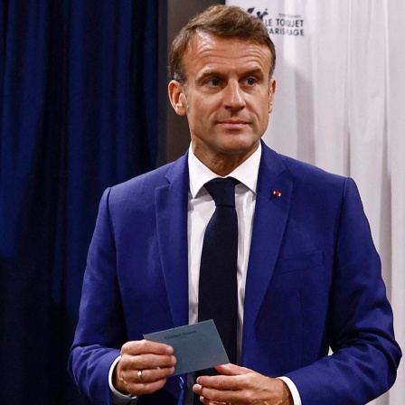 Der französische Präsident Emmanuel Macron verlässt die Wahlkabine zur Stimmabgabe bei den vorgezogenen französischen Parlamentswahlen.