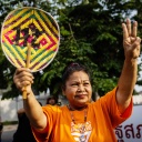Eine thailändischer "Pro-Demokratie" Protest. Eine Frau hält drei Finger in die Luft, 23.Mai 2023 in Bangkok.