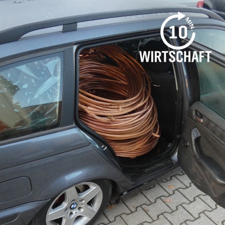 Blick in ein Auto mit mutmaßlich gestohlenen Kupferkabeln. 