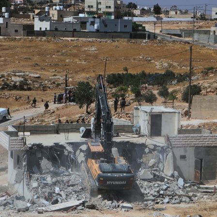 Ein israelischer Bagger reißt ein palästinensisches Haus in der Stadt Yatta, südlich der Westjordanland-Stadt Hebron, ab.