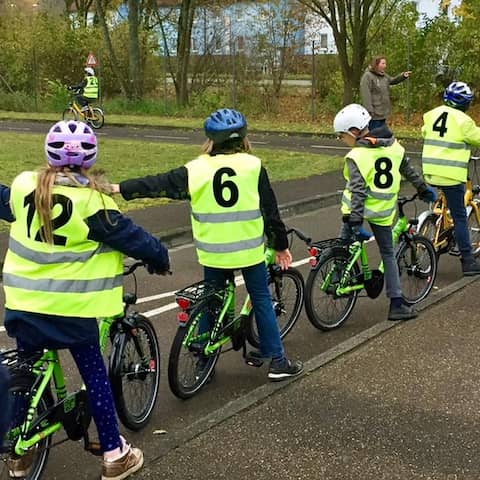 Kinder auf dem Fahrrad in einer Reihe auf dem Platz der Jugendverkehrsschule Heidenheim