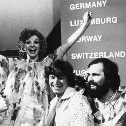 Freudestrahlend präsentiert sich die Band "Teach-In" nach ihrem Sieg beim ESC 1975