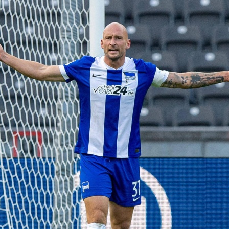 Toni Leistner von Hertha BSC reagiert während eines Spiels