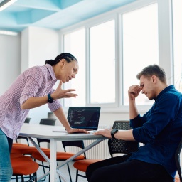 Vorgesetzte schimpft mit einem Mitarbeiter