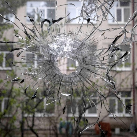 Eine von einer Patrone zerstörte Fensterscheibe in der Stadt Rubithne in der Region Luhansk.