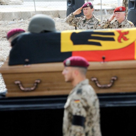 ARCHIV: Brigadegeneral Frank Leidenberger, hinten links, und der Generalinspekteur der Bundeswehr, Volker Wieker, salutieren am Sonntag 18. April 2010, im Feldlager Masar-i-Scharif der Bundeswehr zum Abschied vor dem Sarg eines ihrer gefallenen Kameraden (Bild: picture alliance/APN/Maurizio Gambarini)