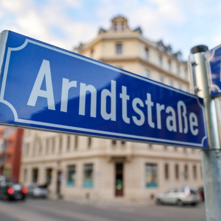 Das Straßenschild der Arndtstraße in Leipzig. Die Straße soll in Hanna-Arendt-Straße umbenannt werden. 