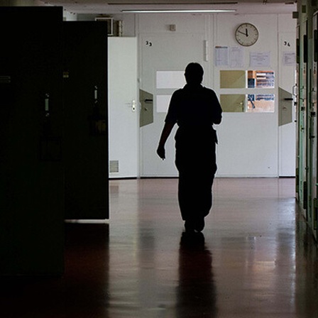 Ein Justizbeamter geht in Berlin durch die Abteilung 5, die für Sicherungsverwahrte in der JVA Tegel vorgesehen ist.