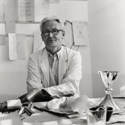 Der Industriedesigner Wilhelm Wagenfeld. Photographie. 1956.