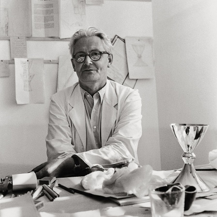 Der Industriedesigner Wilhelm Wagenfeld. Photographie. 1956.