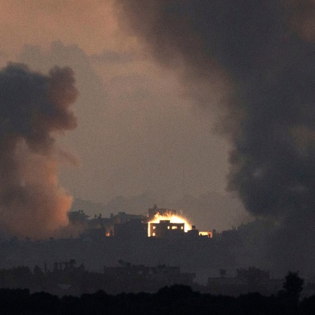 Rauch steigt nach einem israelischen Luftangriff im Gazastreifen auf.