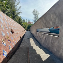 Der Ban Nam Khem Tsunami Memorial Park in der Region Khao Lak. Hier erinnern vor allem viele deutsche Hinterbliebene an die Opfer der Tsunami-Katastrophe von 2004. Die Gedenkstätte ist einer Welle nachempfunden.