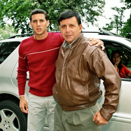 Claudio Pizarro posiert in Lima neben seinem Vater Claudio Pizarro Senior für ein Foto.