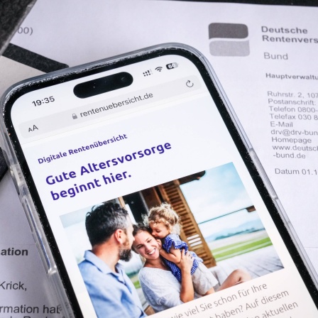 Symbolfoto: Smartphone &#034;gute Altersvorsorge beginnt hier&#034; und jährliche Renteninformation der Deutschen Rentenversicherung