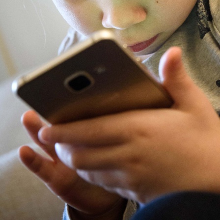 Ein kleines Kind mit Smartphone