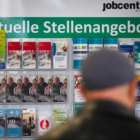 Flyer werden auf einer Tafel mit der Ãberschrift âAktuelle Stellenangeboteâ im Jobcenter Berlin Mitte am Tag der Möglichkeiten angeboten.