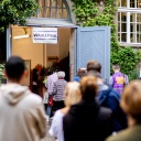 Zahlreiche Wählerinnen und Wähler warten im Stadtteil Prenzlauer Berg in einer langen Schlange vor einem Wahllokal, das in einer Grundschule untergebracht ist