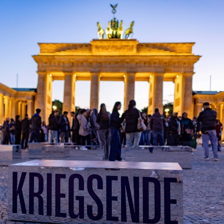 Berlin gedenkt 80 Jahre Ende Zweiter Weltkrieg, Vor dem Brandenburger Tor in Berlin erinnert eine neue Ausstellung an das Ende des Zweiten Weltkriegs vor 80 Jahren. 