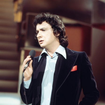 Der französische Komponist und Sänger Michel Sardou in der Musiksendung "Liedercircus" in den 1970ern (Archivbild)