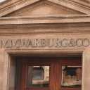 Außenansicht des Eingangsbereichs der Hamburger Warburg Bank.