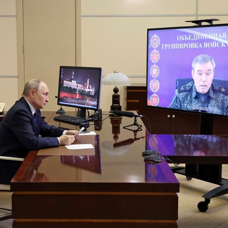 Der russische Präsident Wladimir Putin hört während einer Videokonferenz dem russischen Generalstabschef General Waleri Gerassimow zu.