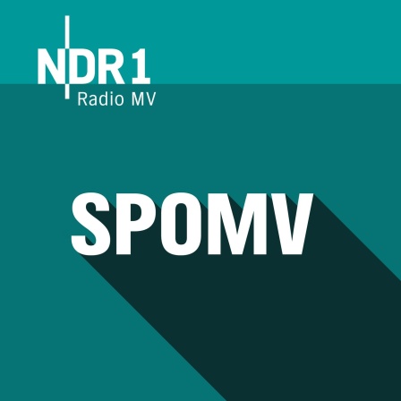 Auf einer blauen, quadratischen Kachel steht "SPOMV", für den Sportpodcast von NDR 1 Radio MV.
