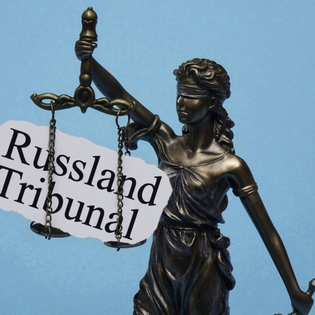 Justitia-Skulptur mit dem Wort &#034;Russland-Tribunal&#034; auf ihrer Waage.