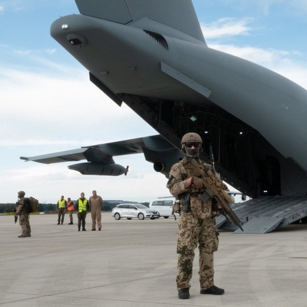 Ein Bundeswehrsoldat steht vor dem Airbus A400M, einem Transportflugzeug der Bundeswehr, auf dem Flugplatz am Standort Wunstorf.