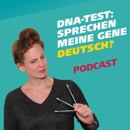 Podcastreporterin Daniela hält drei Wattestäbchen in der Hand. Diese Stäbchen dienen der Probe für einen DNA-Test. Daneben steht der Schriftzug: Sprechen meine Gene deutsch?