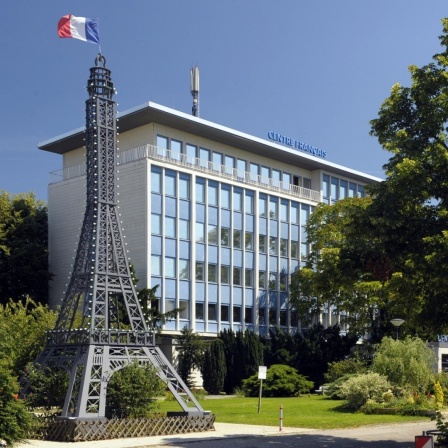 Blick auf das französisches Kulturzentrum in Berlin vor dem eine Mini-Ausgabe des Eiffelturm steht