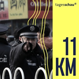 Chinesische Polizisten zeigen auf Journalisten, die über eine Protestaktion der «Jasmin Revolution» in Peking berichten wollen.