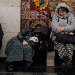 Ukrainer suchen Schutz in einer Metro-Station. Eine Person schläft.