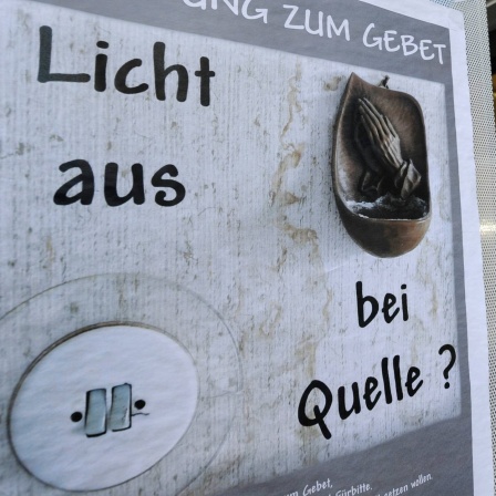 Protestschild vor leerem Schaufenster des Quelle-Einkaufszentrums, aufgenommen in Nuernberg