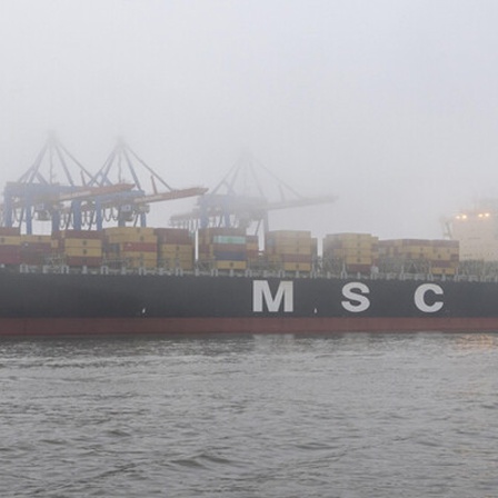 Schiff bei nebligen Wetter im Hamburger Hafen