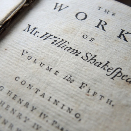 Ein Band einer neunbändigen Gesamtausgabe aus dem Jahr 1760 mit den Werken von William Shakespear (Shakespeare) liegt auf einem Tisch.