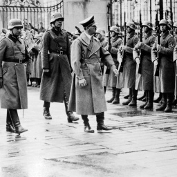Adolf Hitler (C) ist am 16. März 1939, dem Tag des Einmarsches der deutschen Besatzungsarmee in die Tschechoslowakei, auf der Prager Burg zu sehen. 