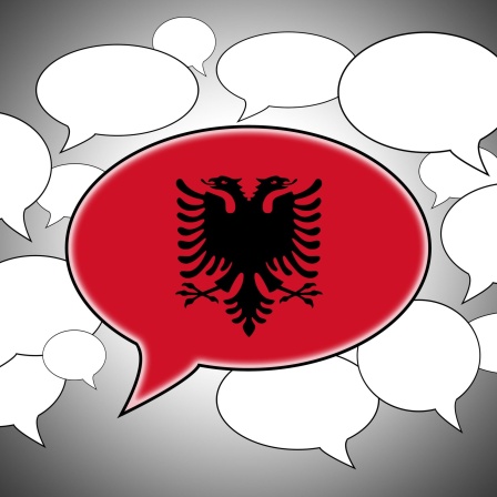 Albanische Flagge in einer Sprechblase, drum herum weiße Sprechblasen: Albanisch gehört zu den indoeuropäischen Sprachen. Interessant ist, dass das Albanische zwischen den rundum liegenden Ländern Bulgarien, Rumänien, Mazedonien etc. offensichtlich eine Sprachinsel darstellt.