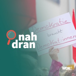 Ein Plakat auf einer Demo vom Wochenende. Darauf steht: "Demokratie braucht Demokrat:innen". Davor das Podcast-Logo von "nah dran".