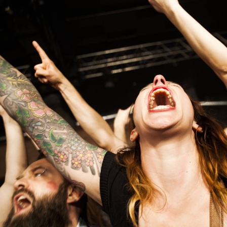 Fans singen ekstatisch mit bei einem Konzert der norwegischen Metal-Band Kvelertak
