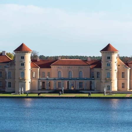 Das Schloss Rheinsberg am Ufer des Grienericksee.