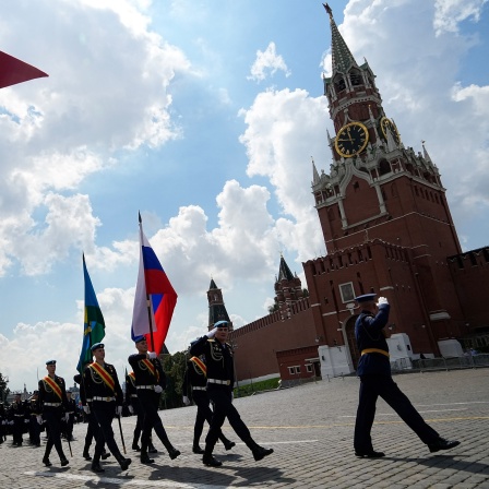 Russische Fallschirmjäger marschieren während der Feierlichkeiten zum Tag der Fallschirmjäger und zum Tag des Heiligen Propheten Ilija vor dem Spasskaja-Turm auf dem Roten Platz. 