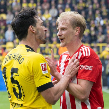 Dortmunds Mats Hummels (l) und Morten Thorsby von Union Berlin sprechen auf dem Platz miteinander (Bild: picture alliance/ dpa)